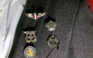 De ultieme gids voor het dragen van reversspeldjes als een professional